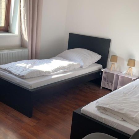 Zimmer In Wohnung, Monteure, Zentral, Enger Exteriör bild